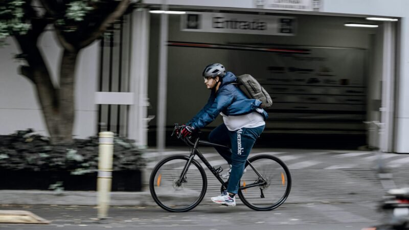Ciclismo Urbano: O Guia Definitivo para Pedalar na Cidade com Segurança e Estilo