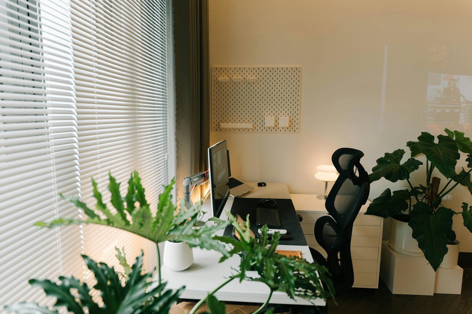 O Guia Definitivo: Como Configurar o Home Office Perfeito para Trabalhar em Casa com Produtividade e Conforto
