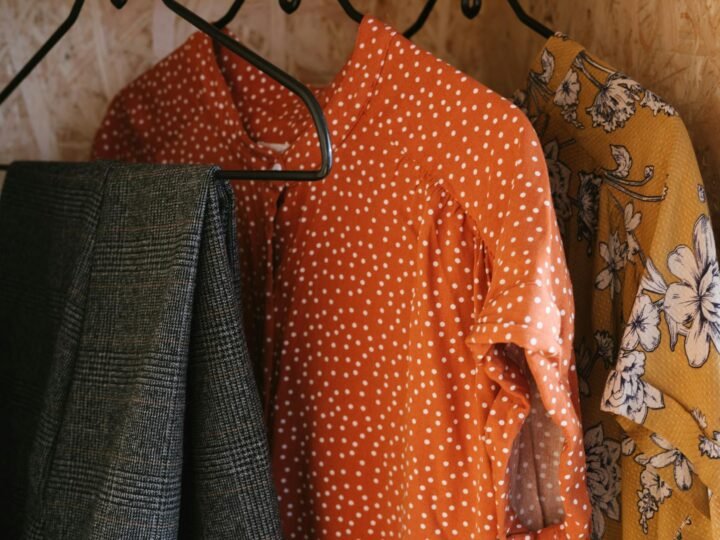 Economize nas Compras de Roupa e Monte seu Guarda-Roupa Cápsula Essencial: Guia Completo