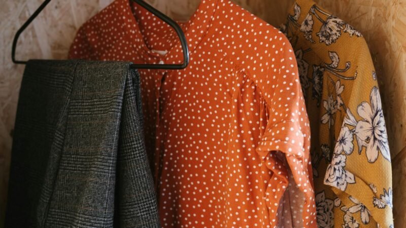 Economize nas Compras de Roupa e Monte seu Guarda-Roupa Cápsula Essencial: Guia Completo