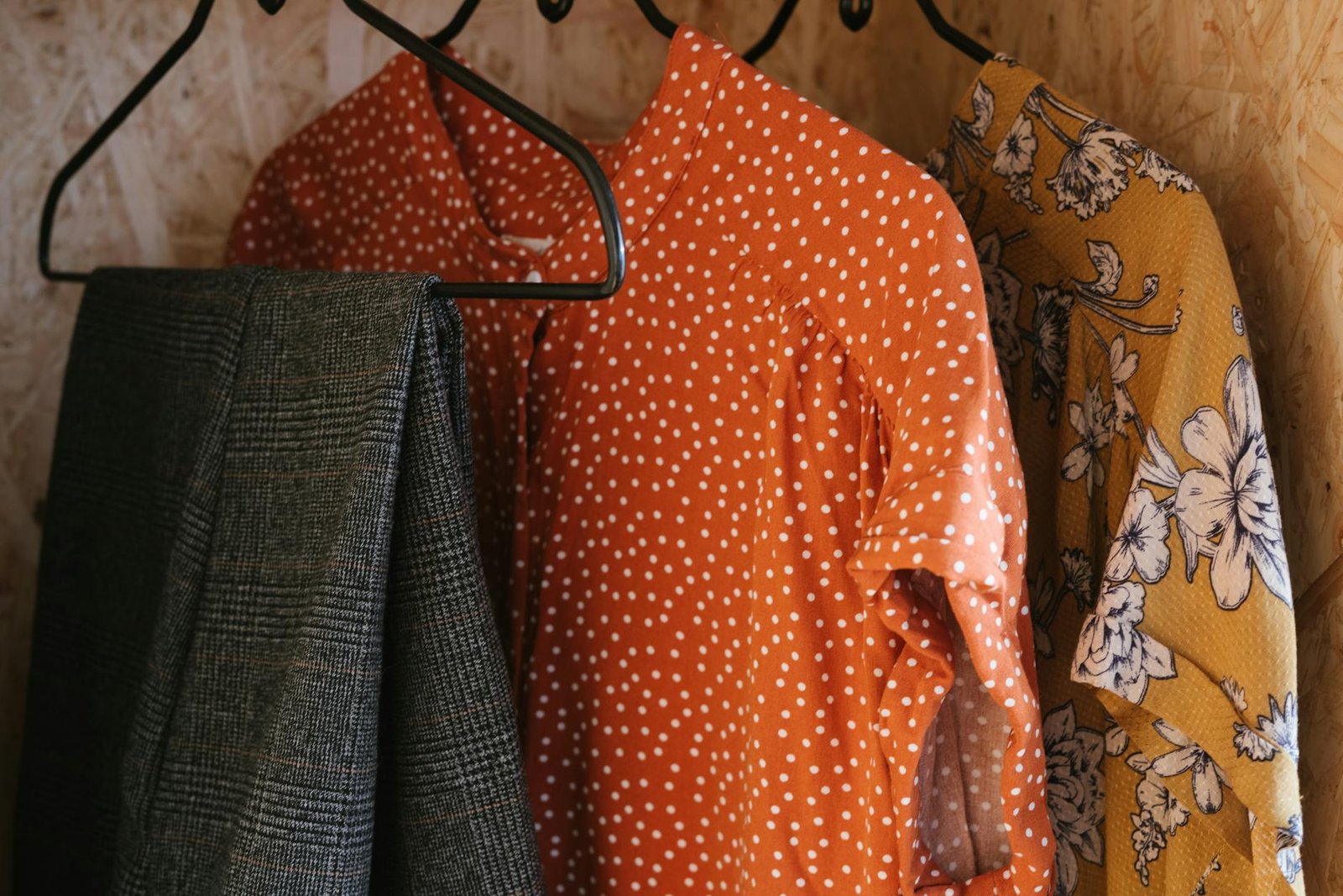 Economize nas Compras de Roupa e Monte seu Guarda-Roupa Cápsula Essencial: Guia Completo