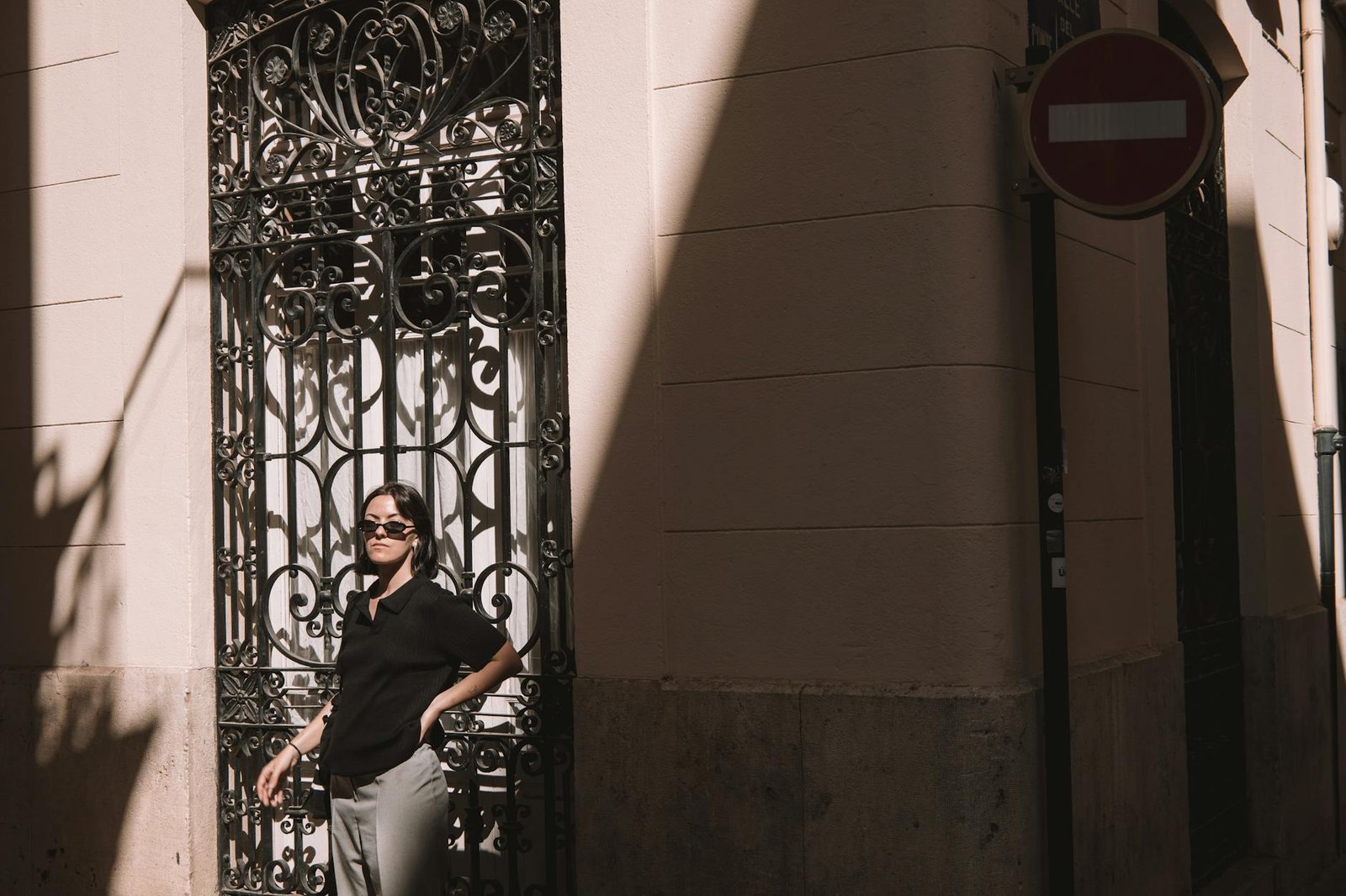 Elegância Descomplicada: O Guia Definitivo para Montar Looks Básicos e Elegantes com Peças do Seu Guarda-Roupa