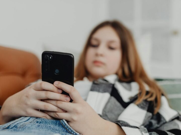 Dependência de Redes Sociais em Jovens: Guia Completo para Pais e Educadores