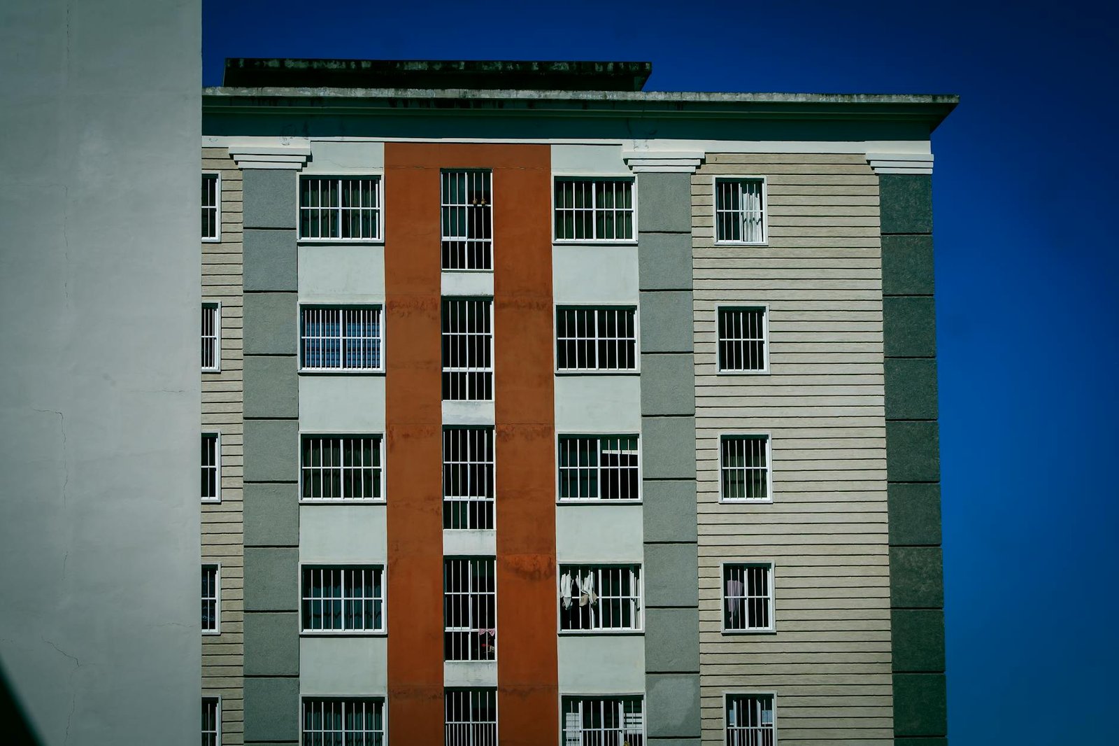 Apartamento Alugado: Decore Sem Obras e Transforme Seu Lar (Guia Essencial)