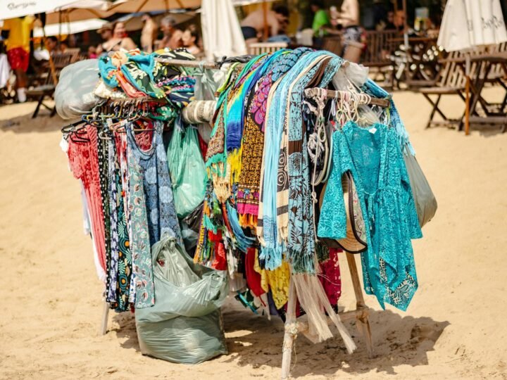 O Guia Essencial: Dicas Profissionais para Comprar Roupas em Brechó e Garimpar Peças Únicas