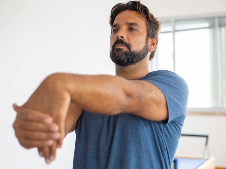 Dores nas Costas: Guia Definitivo para Aliviar com Exercícios Simples em Casa e Transformar Sua Rotina