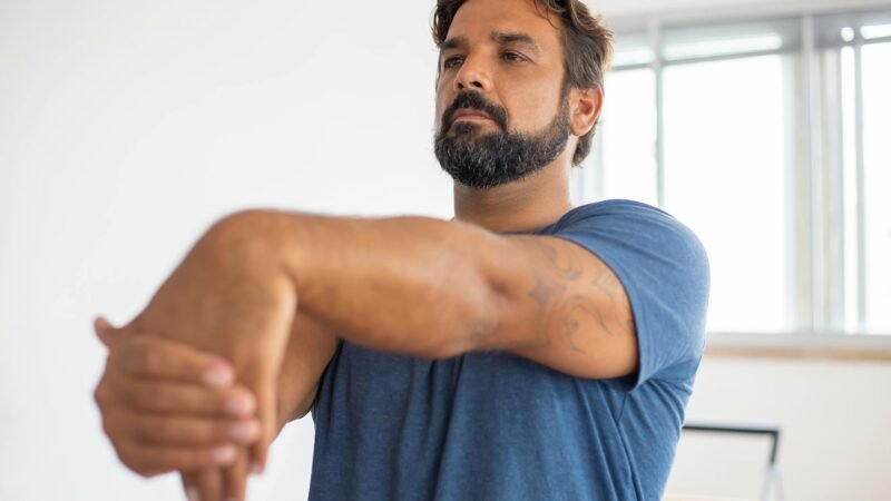 Dores nas Costas: Guia Definitivo para Aliviar com Exercícios Simples em Casa e Transformar Sua Rotina