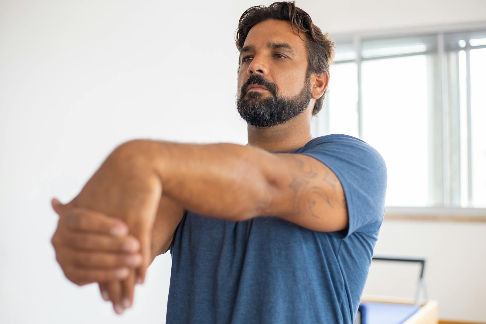 Dores nas Costas: Guia Definitivo para Aliviar com Exercícios Simples em Casa e Transformar Sua Rotina