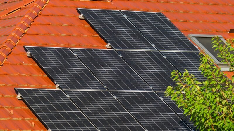 Energia Solar Residencial em 2026: Vale a Pena Instalar? Guia Completo para Sua Decisão!