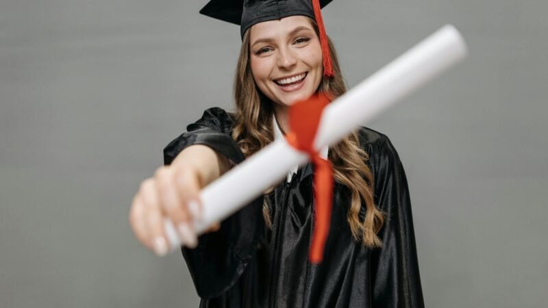 Faculdade EAD Vale a Pena em 2026? O Comparativo Definitivo com o Ensino Presencial