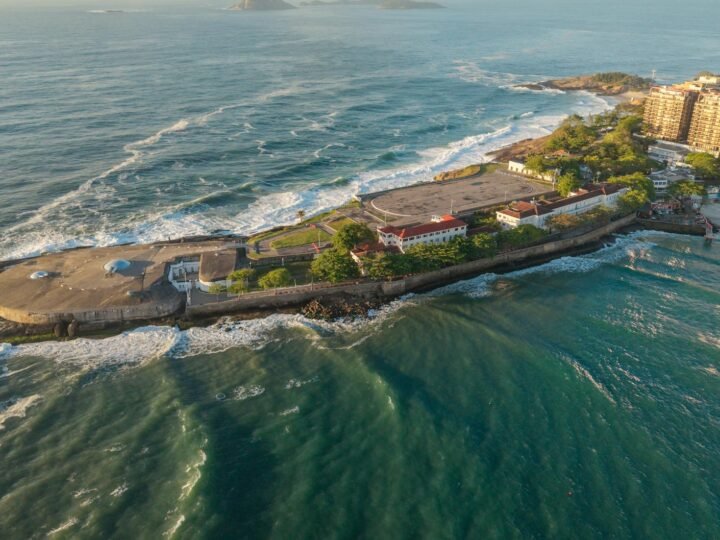 Paraísos Subaquáticos e Verdes: As Melhores Ilhas do Brasil para Mergulho e Natureza Preservada