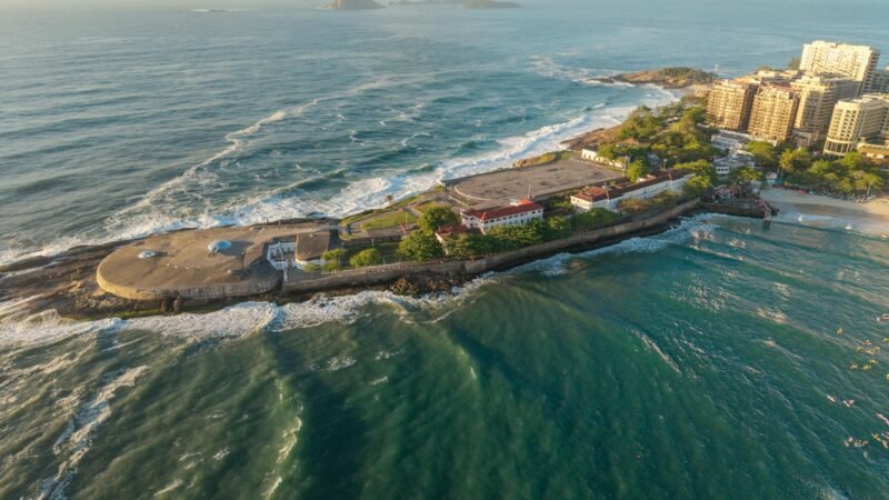 Paraísos Subaquáticos e Verdes: As Melhores Ilhas do Brasil para Mergulho e Natureza Preservada