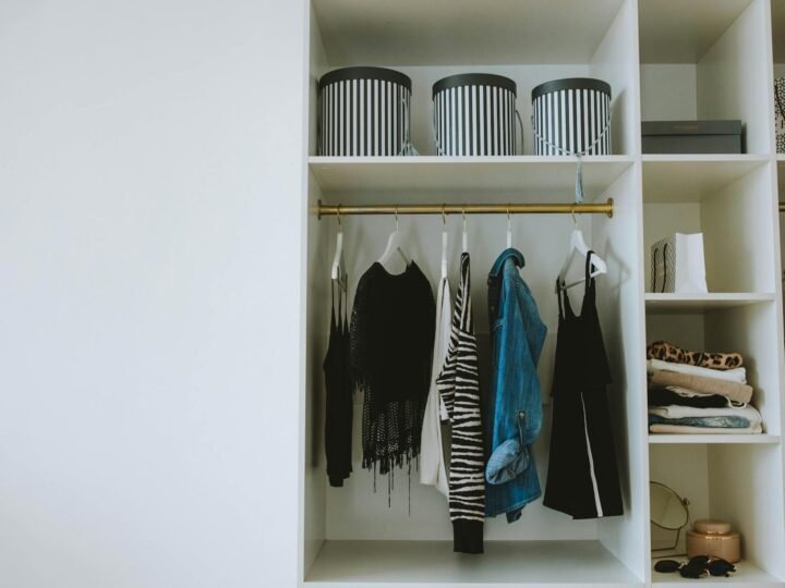 Organização de Guarda-Roupa Pequeno: Dicas Essenciais Que Fazem a Diferença e Otimizam Seu Espaço