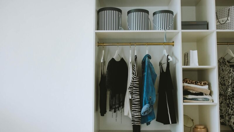 Organização de Guarda-Roupa Pequeno: Dicas Essenciais Que Fazem a Diferença e Otimizam Seu Espaço