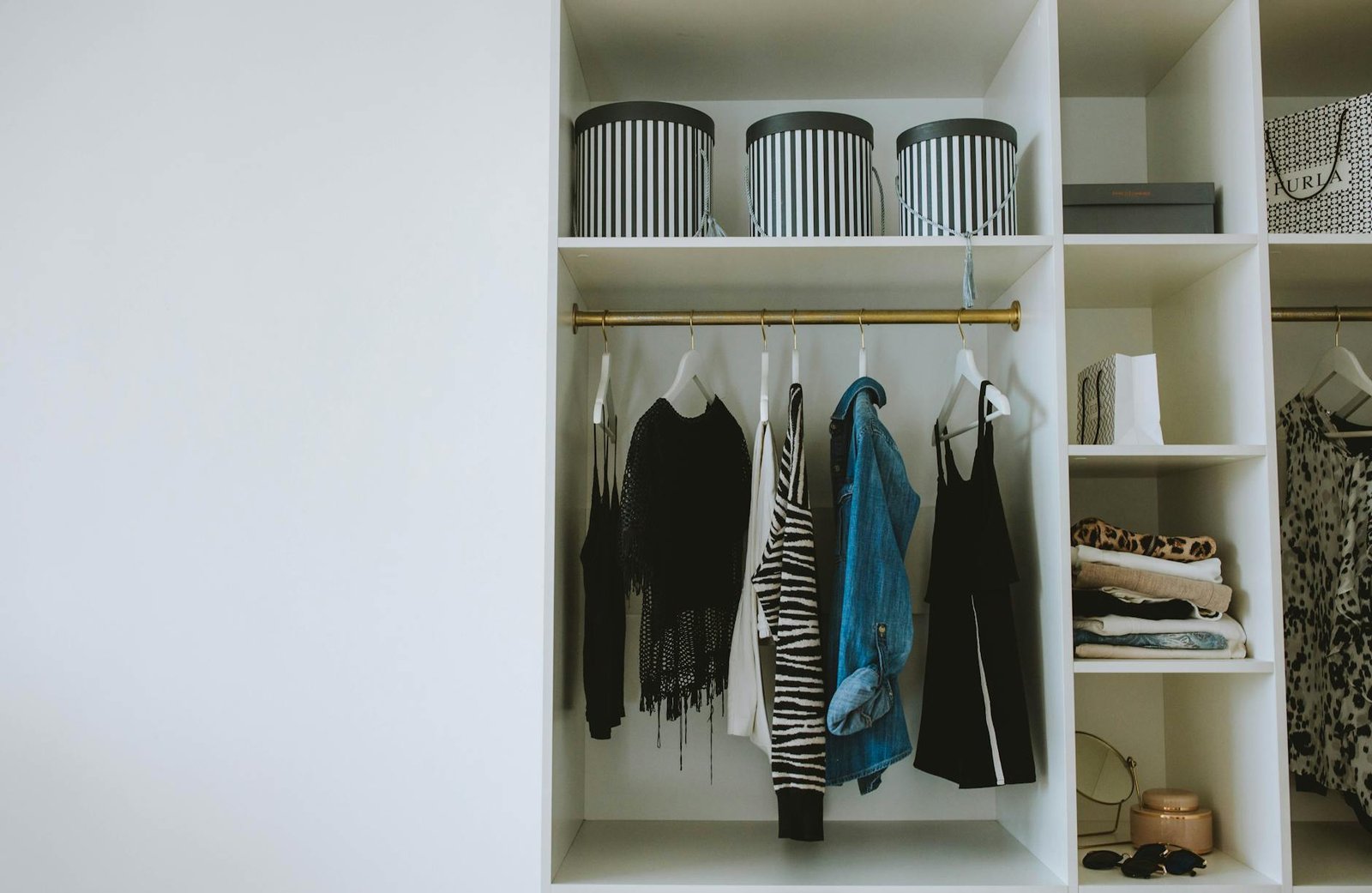 Organização de Guarda-Roupa Pequeno: Dicas Essenciais Que Fazem a Diferença e Otimizam Seu Espaço