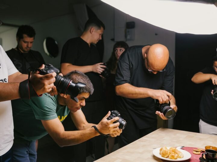 Redes Sociais: O Espelho Vibrante da Cultura Brasileira no Século XXI