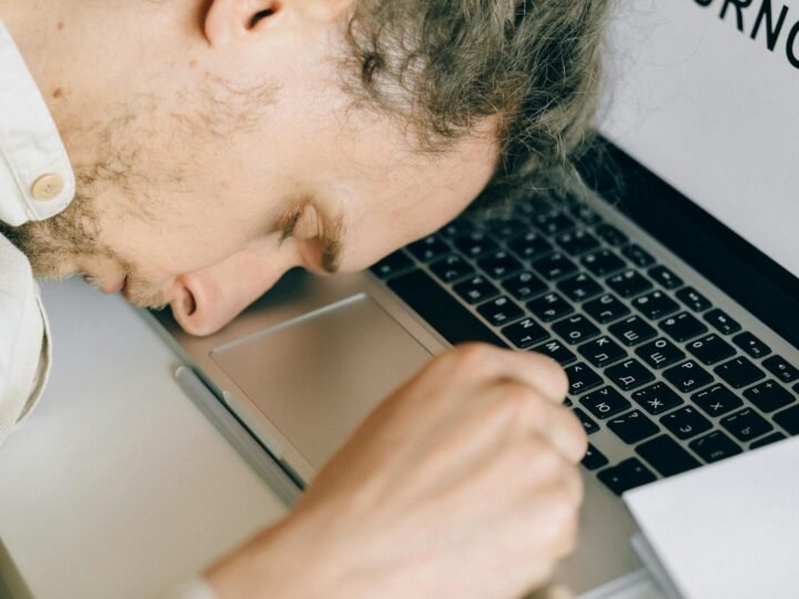 Guia Definitivo: Sintomas de Burnout e Estratégias Eficazes para Recuperação no Trabalho